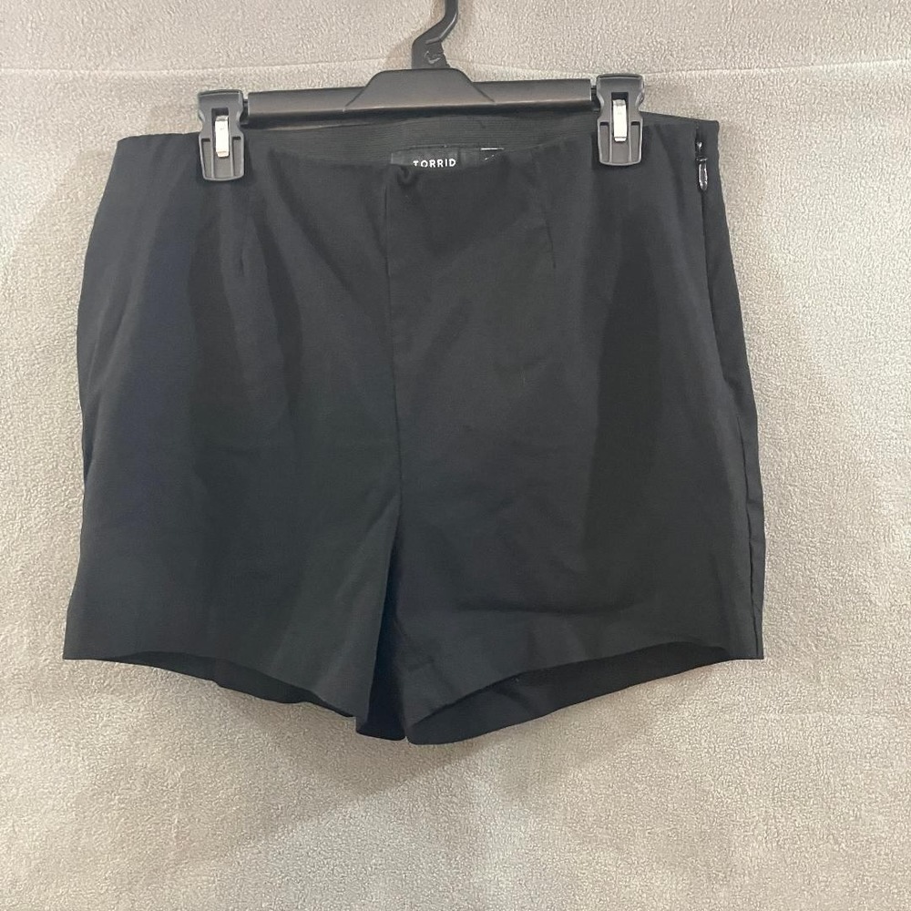 Torrid Womens Black Sateen Side Zip Stretch Shorts Solid Office Casual 16 XL
